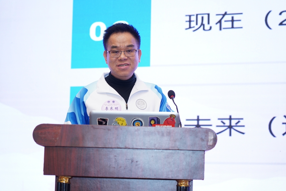 广西校友会副会长李东明作广西校友会工作报告