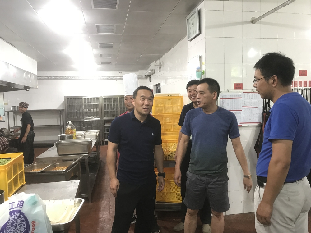 王海威副书记慰问我校后勤保障人员及帆船运动员