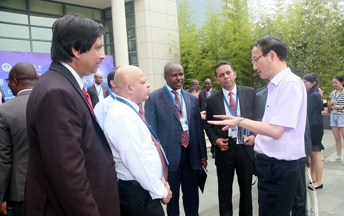 黄有方校长与学员亲切交谈