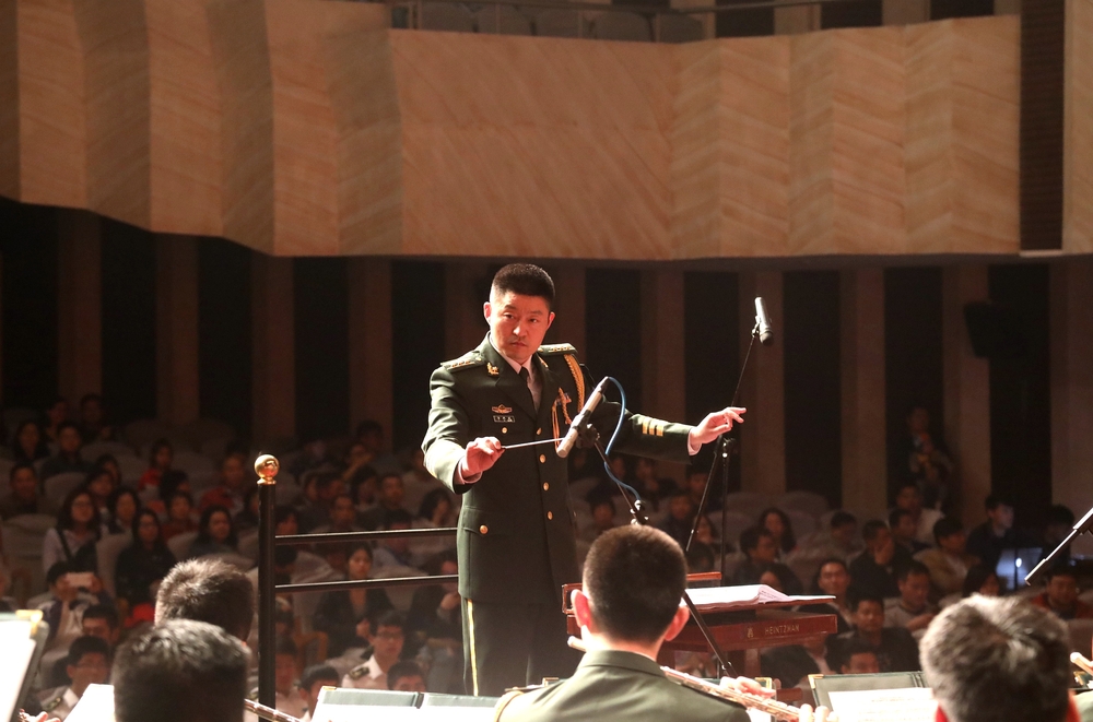 青年指挥家李思成担任音乐会指挥