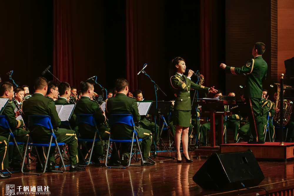 女生独唱《在希望的田野上》
