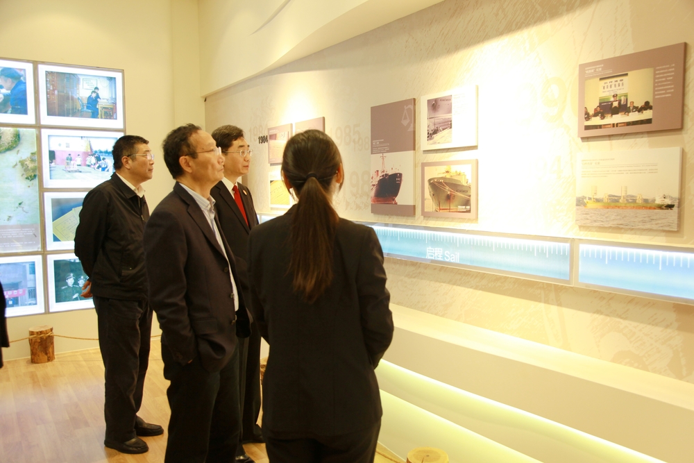 参观上海海事法院文化展示厅（院史馆）