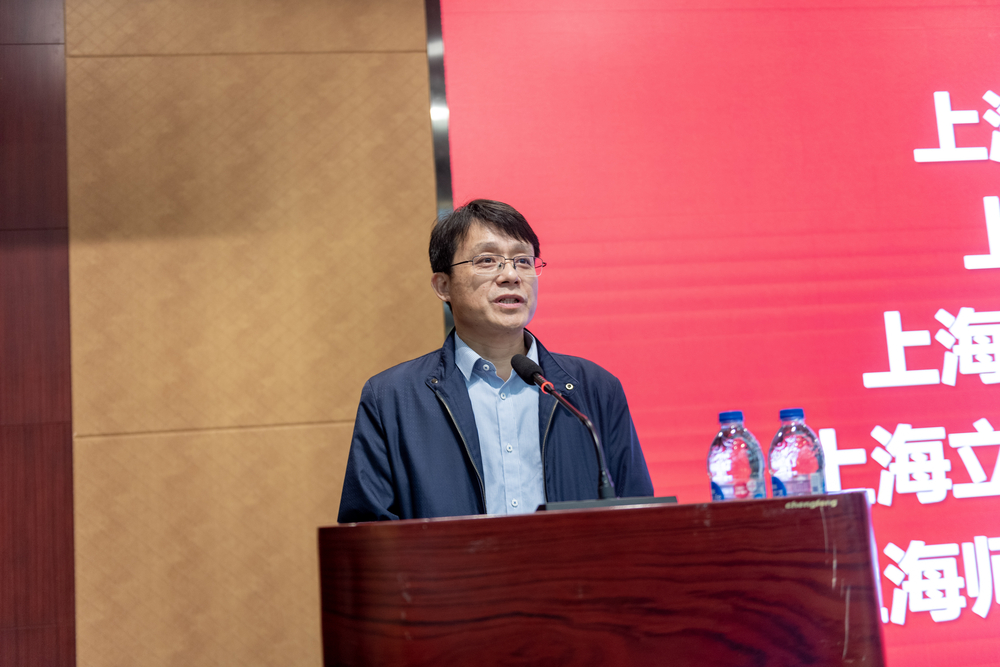 信息工程学院院长周日贵教授主持颁奖典礼