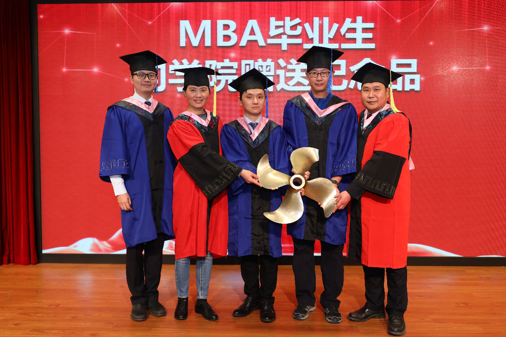MBA17级学员向学校赠送纪念品