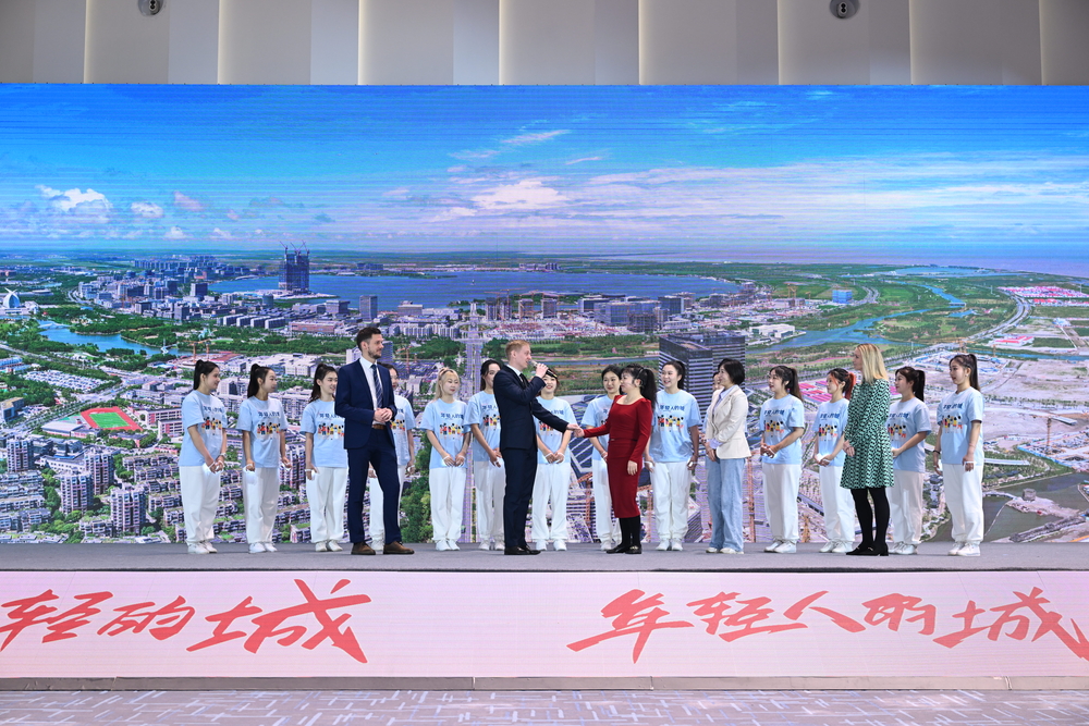 啦啦操队为最美家庭篇章展示家庭才艺秀