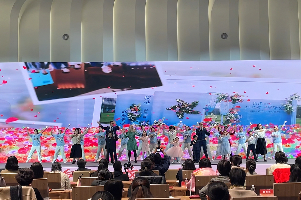 啦啦操队为最美家庭篇章展示歌伴舞