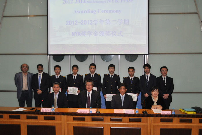 嘉宾与获奖学生合影