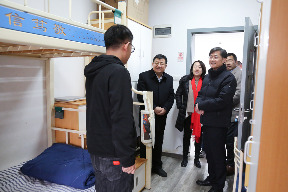 走进宿舍询问学生留校情况