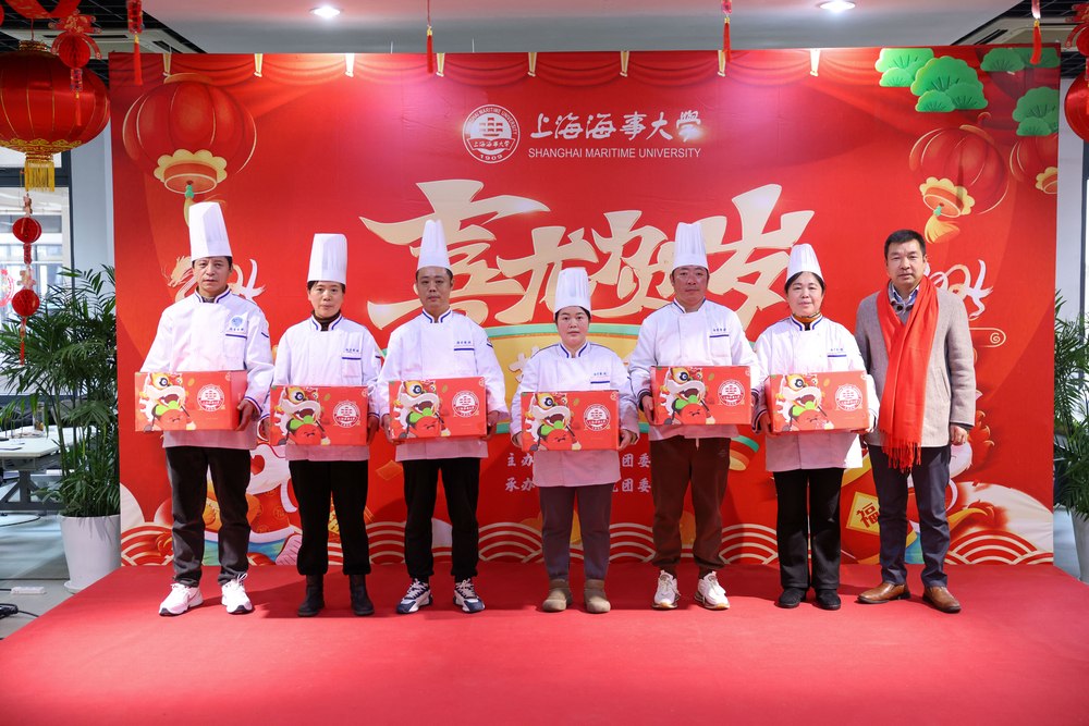 学校领导慰问食堂员工