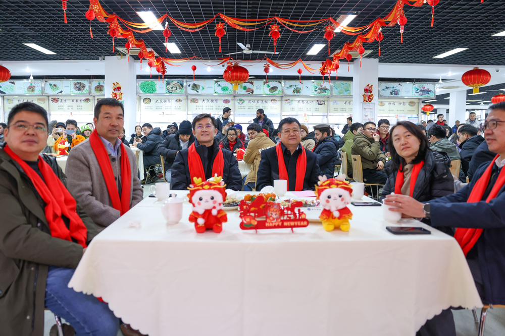 师生观看新春联欢节目