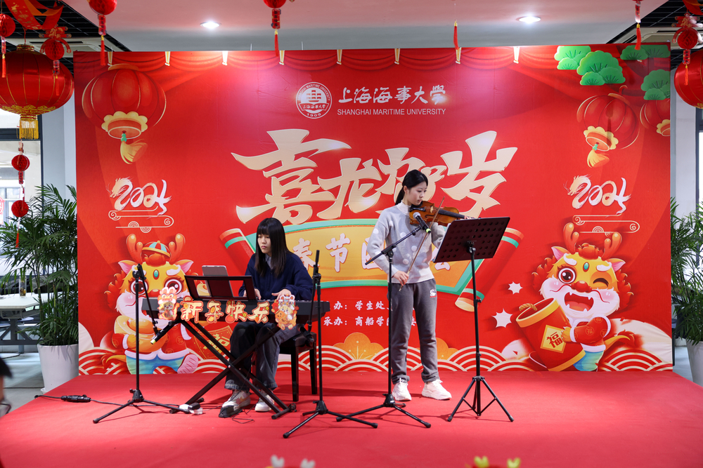 艺术团学生表演新春联欢节目