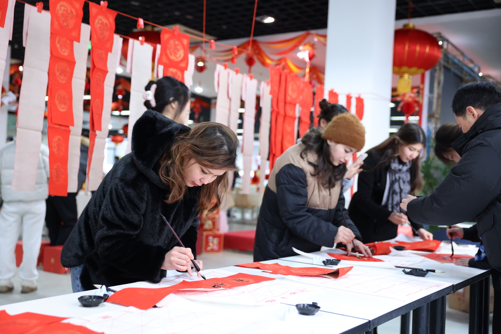 留校学生书写春联