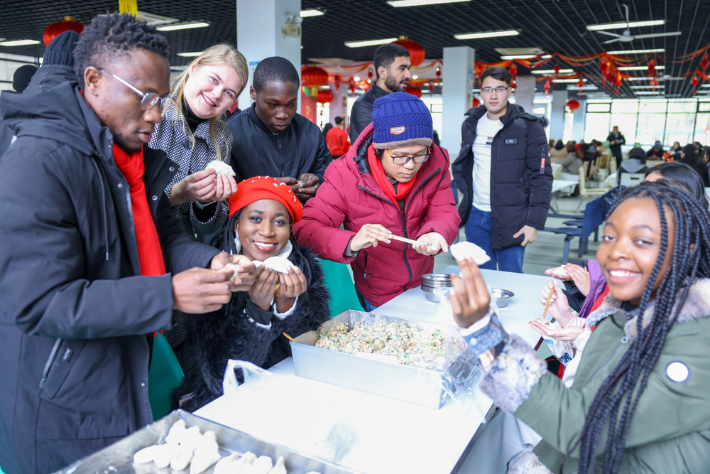 留校学生共同包水饺