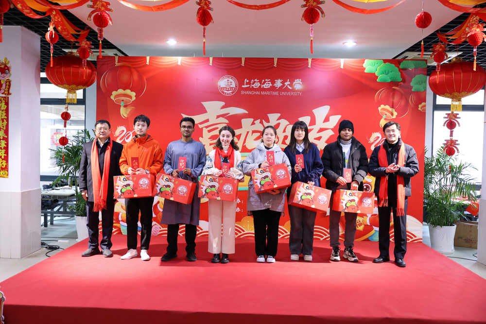 市教委领导、学校领导慰问留校学生