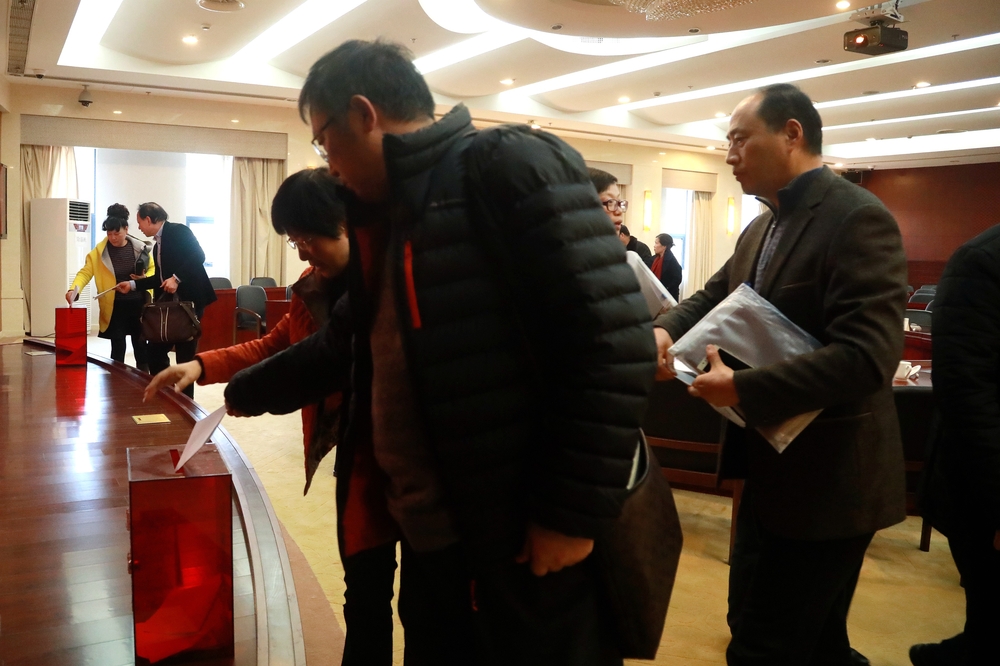 与会代表进行民主评议投票