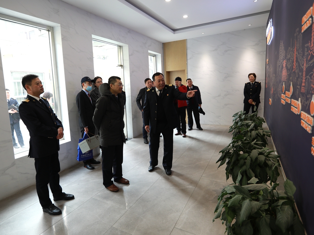 张铜宁书记陪同参观