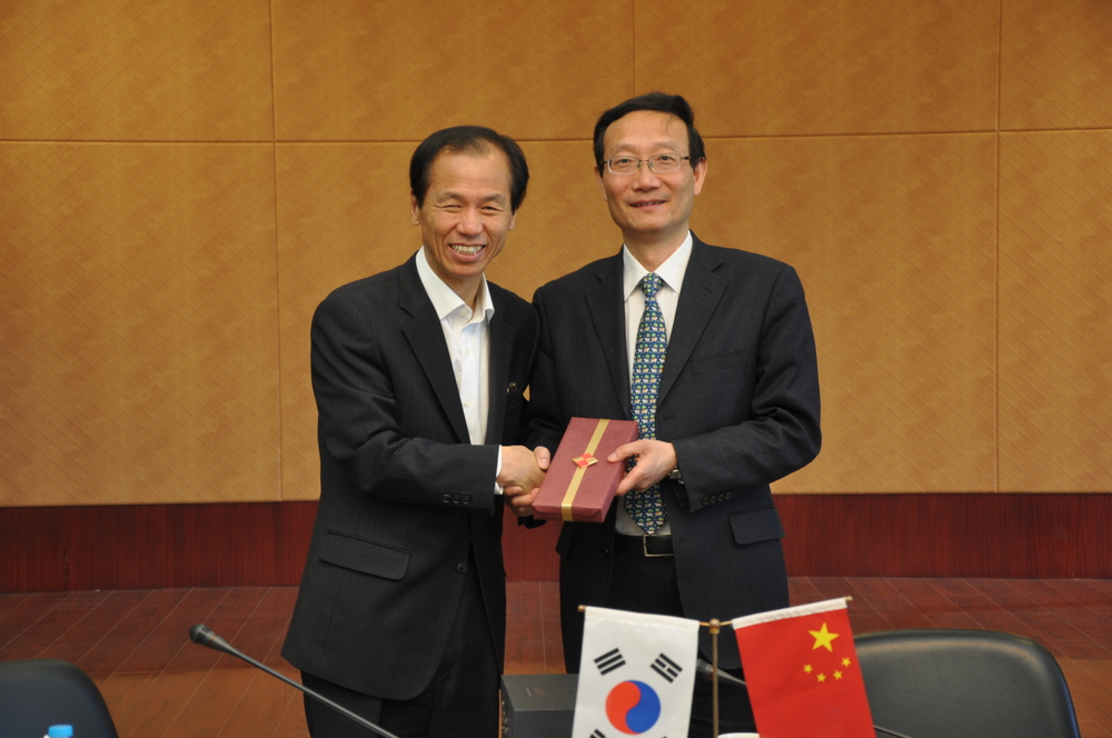 韩国江原道省长崔文洵一行来访