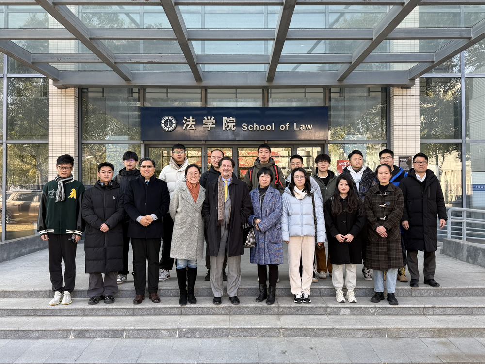 与学校师生留念