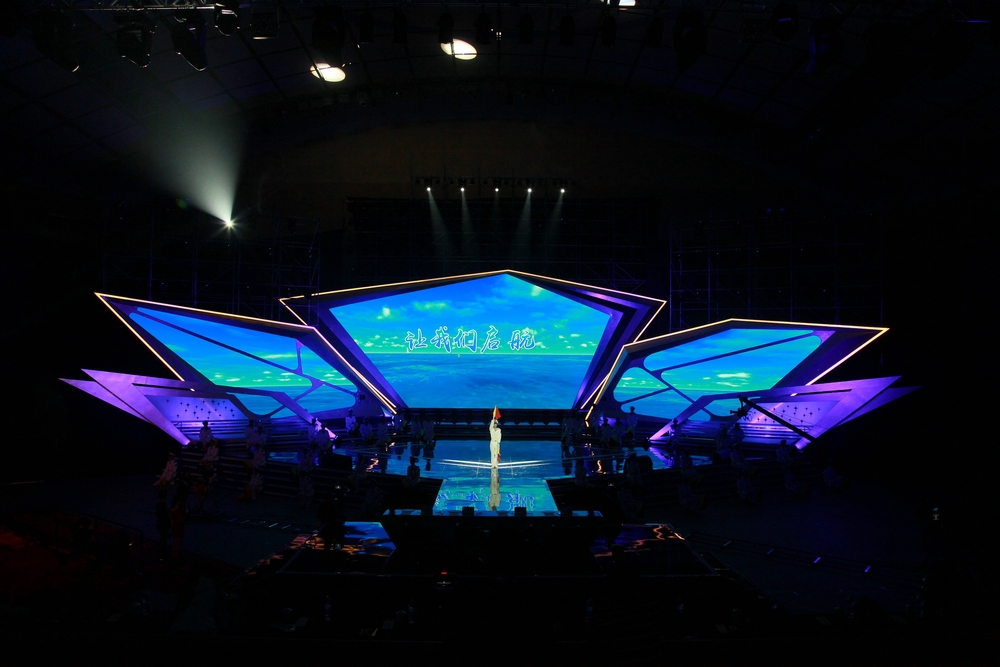 上海海事大学旗语队在开场表演