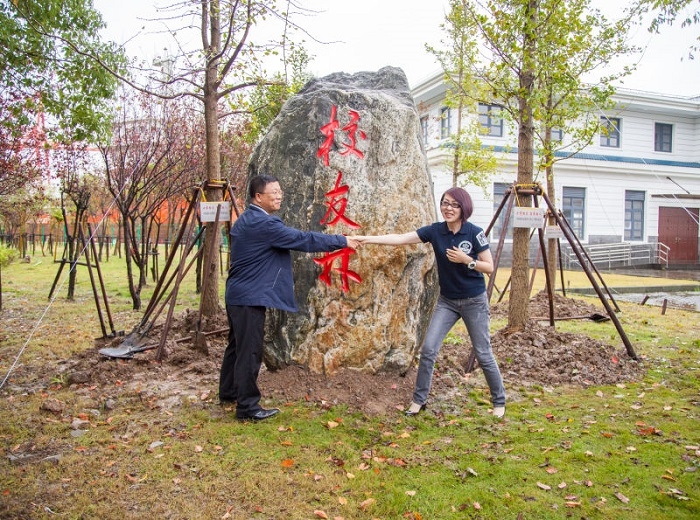 返校校友在校友林共植银杏树