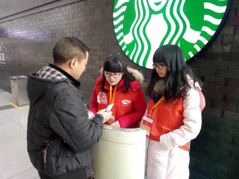 位于服务台的“小海燕”解答旅客疑惑