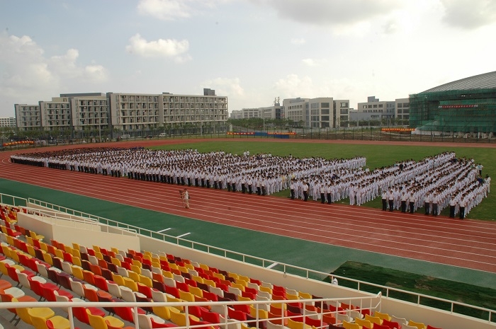 2007年9月17日，临港校区首批学子——2007级新生开学典礼在临港校区南区体育场举行