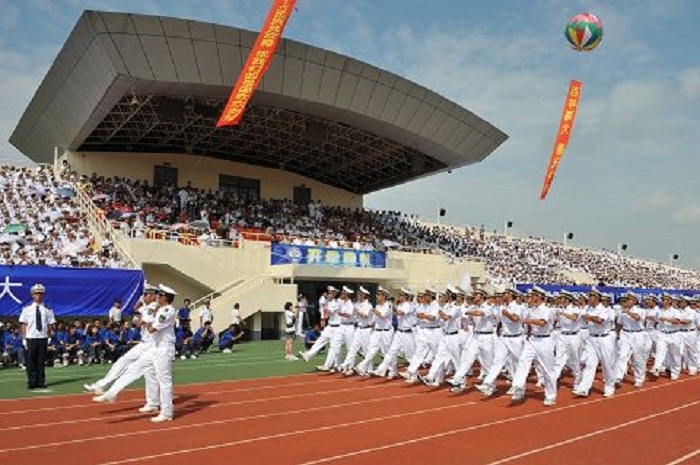 2009年9月25日上午，2009级新生开学典礼暨军训汇报大会在临港校区南区体育场同时举行