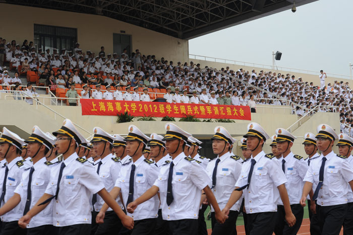 2012年9月21日上午，2012级本科新生阅兵式暨军训汇报大会在南区体育场举行