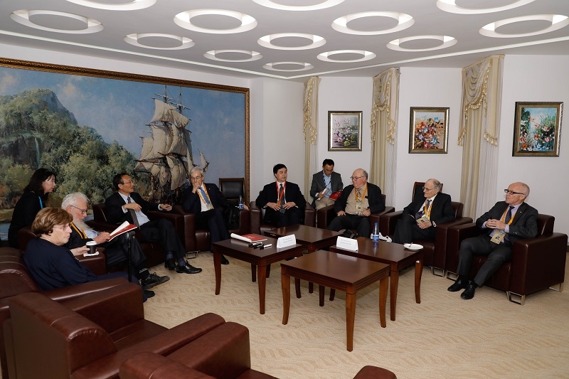 黄有方校长会前热情接待了与会嘉宾 黄有方校长会前热情接待了与会嘉宾