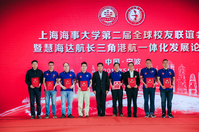 经济管理学院刘斌院长向当选的浙江校友会常务理事颁发聘书 经济管理学院刘斌院长向当选的浙江校友会常务理事颁发聘书