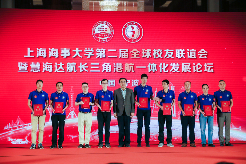 研究生院杨斌院长向当选的浙江校友会常务理事颁发聘书 研究生院杨斌院长向当选的浙江校友会常务理事颁发聘书