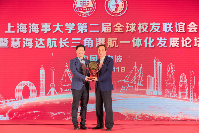 广西校友会向浙江校友会赠送祝贺纪念品 广西校友会向浙江校友会赠送祝贺纪念品