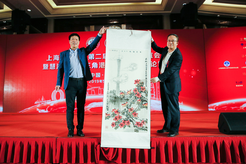 广州校友会向浙江校友会赠送祝贺纪念品 广州校友会向浙江校友会赠送祝贺纪念品