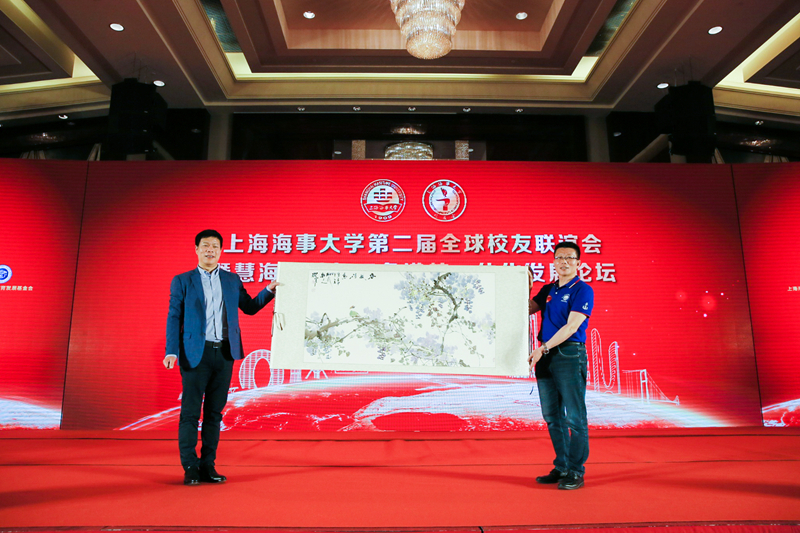 青岛校友会向浙江校友会赠送祝贺纪念品 青岛校友会向浙江校友会赠送祝贺纪念品