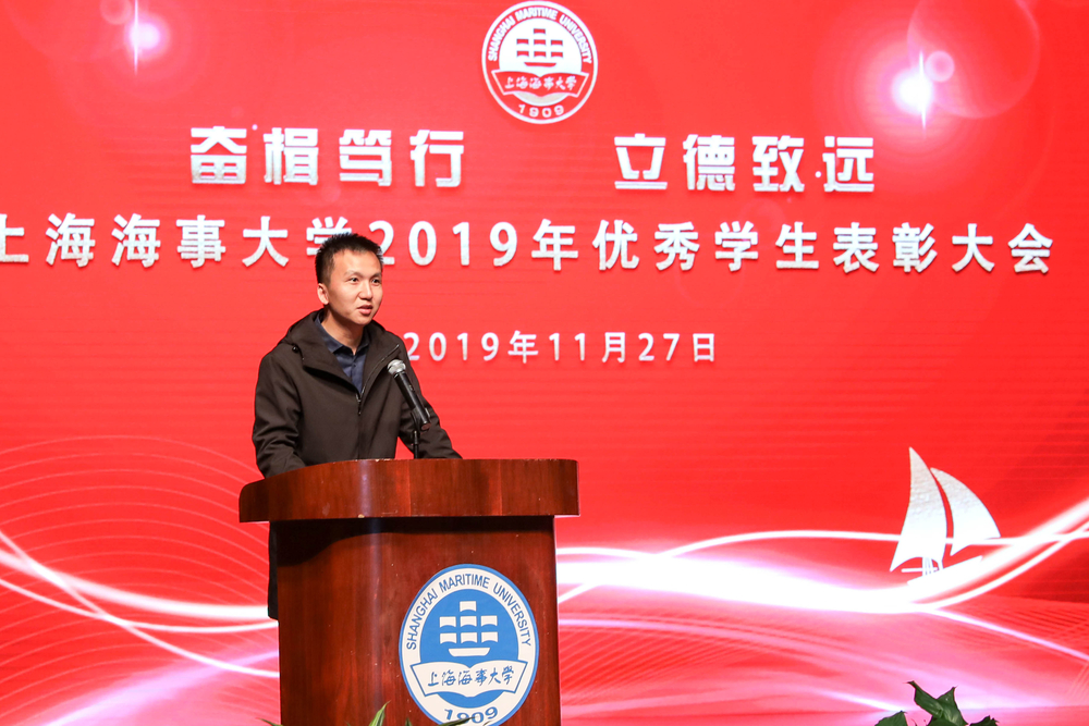 招商局重工(江苏)有限公司人力资源部副经理谭柱荣代表设奖企业发言 招商局重工(江苏)有限公司人力资源部副经理谭柱荣代表设奖企业发言