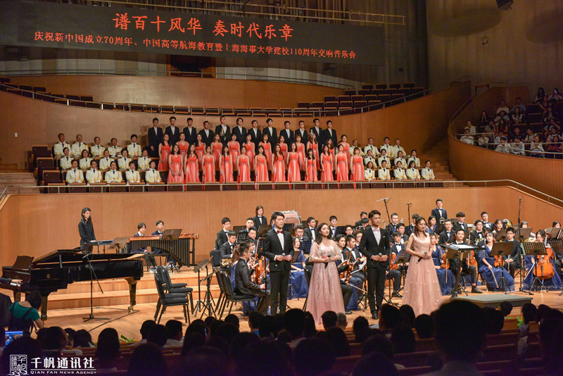演出由上海海事大学学生交响乐团、学生合唱团及教工歌唱协会合唱团共同演绎 演出由上海海事大学学生交响乐团、学生合唱团及教工歌唱协会合唱团共同演绎