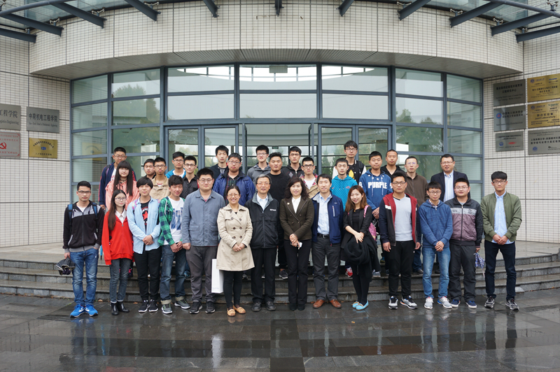 参加助学金发放仪式 参加助学金发放仪式