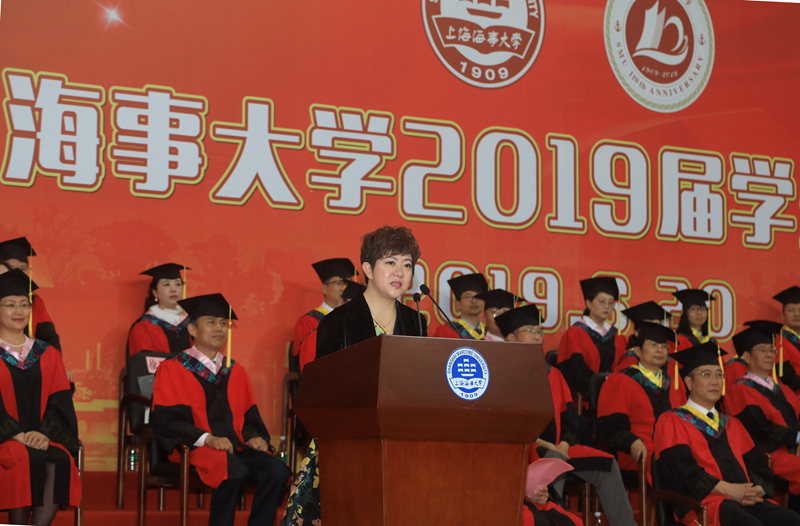 优秀校友代表、第十三届全国人大代表、上海港国际客运中心开发有限公司党委副书记、董事总经理、我校1998届英语专业毕业生徐珏慧发言 优秀校友代表、第十三届全国人大代表、上海港国际客运中心开发有限公司党委副书记、董事总经理、我校1998届英语专业毕业生徐珏慧发言