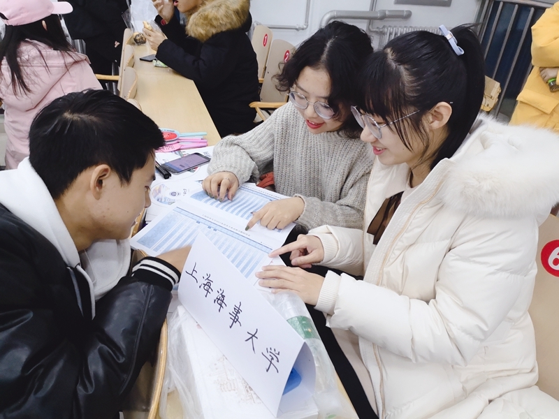 志愿者在内蒙古重点中学赤峰第二中学进行招生宣传