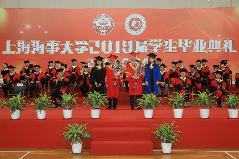 毕业生代表向母校赠送礼物 毕业生代表向母校赠送礼物