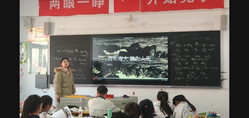 志愿者在宁夏回族自治区重点高中石嘴山市第一中学进行招生宣传