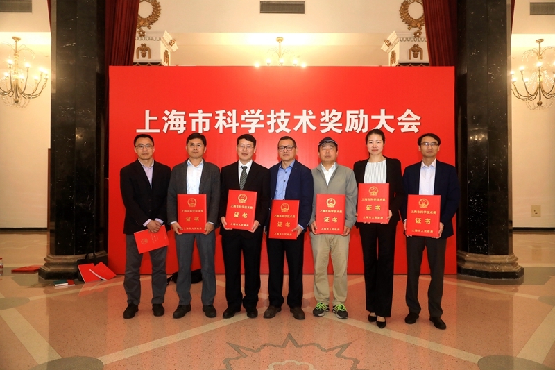 获奖教师代表及科技处人员合影 获奖教师代表及科技处人员合影