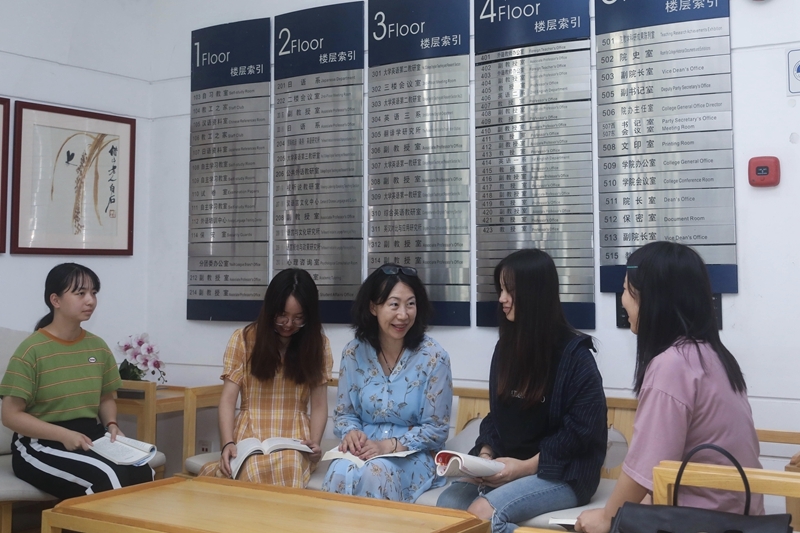 张滟老师和同学们在一起 张滟老师和同学们在一起