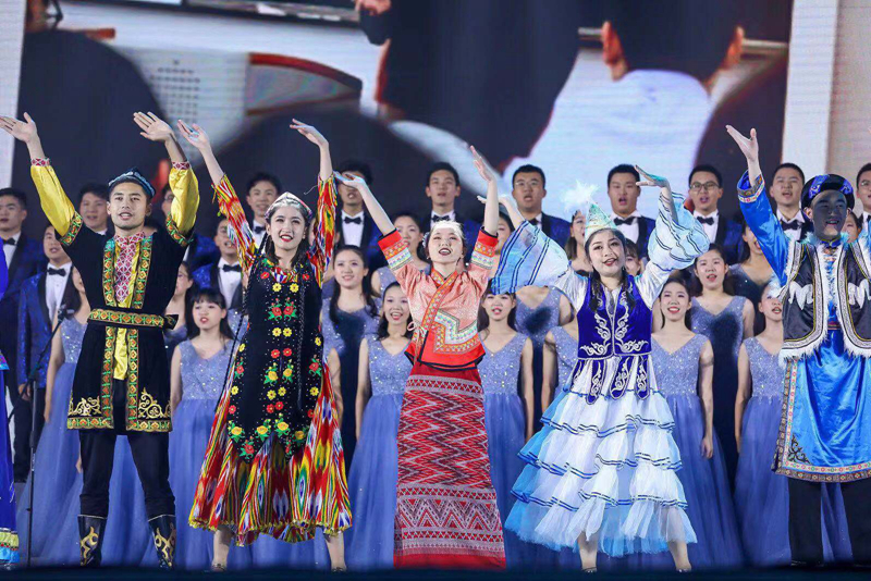 合唱:《破浪向前》演唱:学生合唱团、少数民族学生代表、外国留学生代表 合唱:《破浪向前》演唱:学生合唱团、少数民族学生代表、外国留学生代表