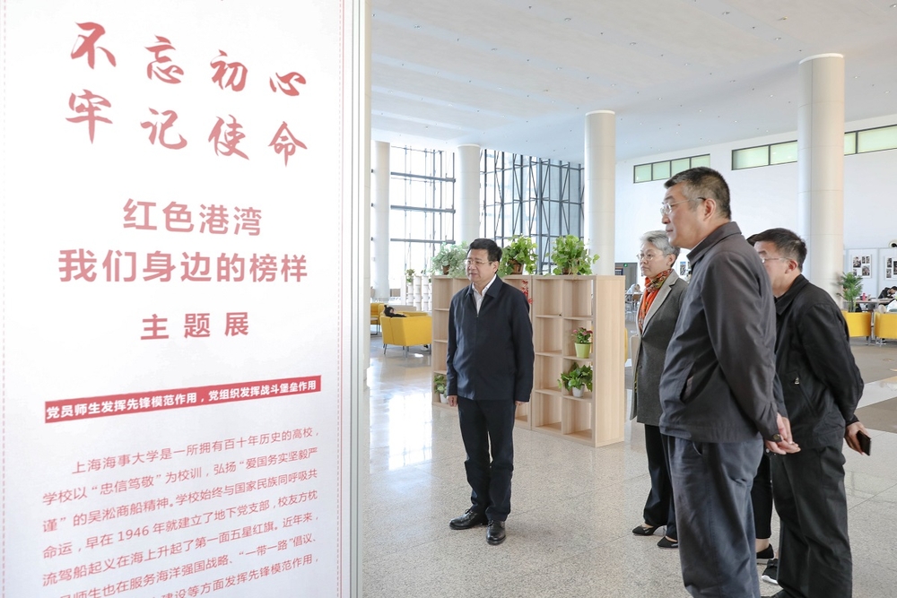 校领导参观主题展 校领导参观主题展