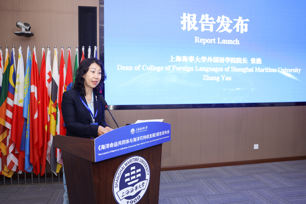 学校外国语学院院长张滟宣读英文报告简介