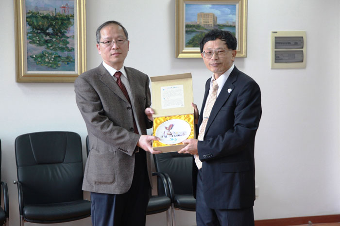 台湾海洋大学张清风校长一行来访 於世成书记与张清风校长交换学校纪念品