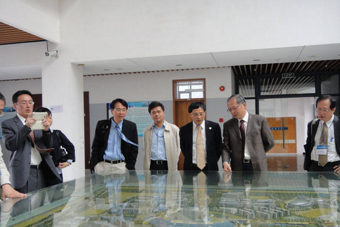 台湾海洋大学张清风校长一行来访 於世成书记向客人介绍临港校区基本情况
