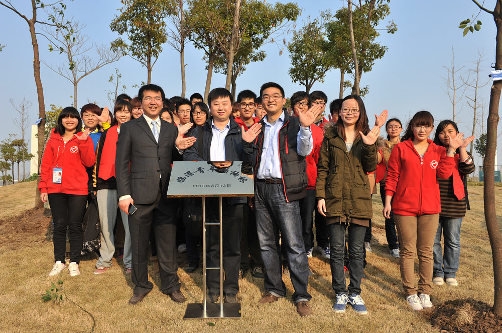 中青报上海站站长周凯、校团委书记杨大刚与我校师生志愿者合影 中青报上海站站长周凯、校团委书记杨大刚与我校师生志愿者合影