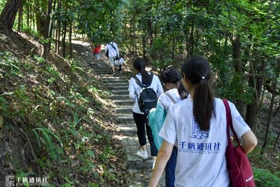 队员在重庆邮电大学党委宣传部有关同志的协助下上山寻墓